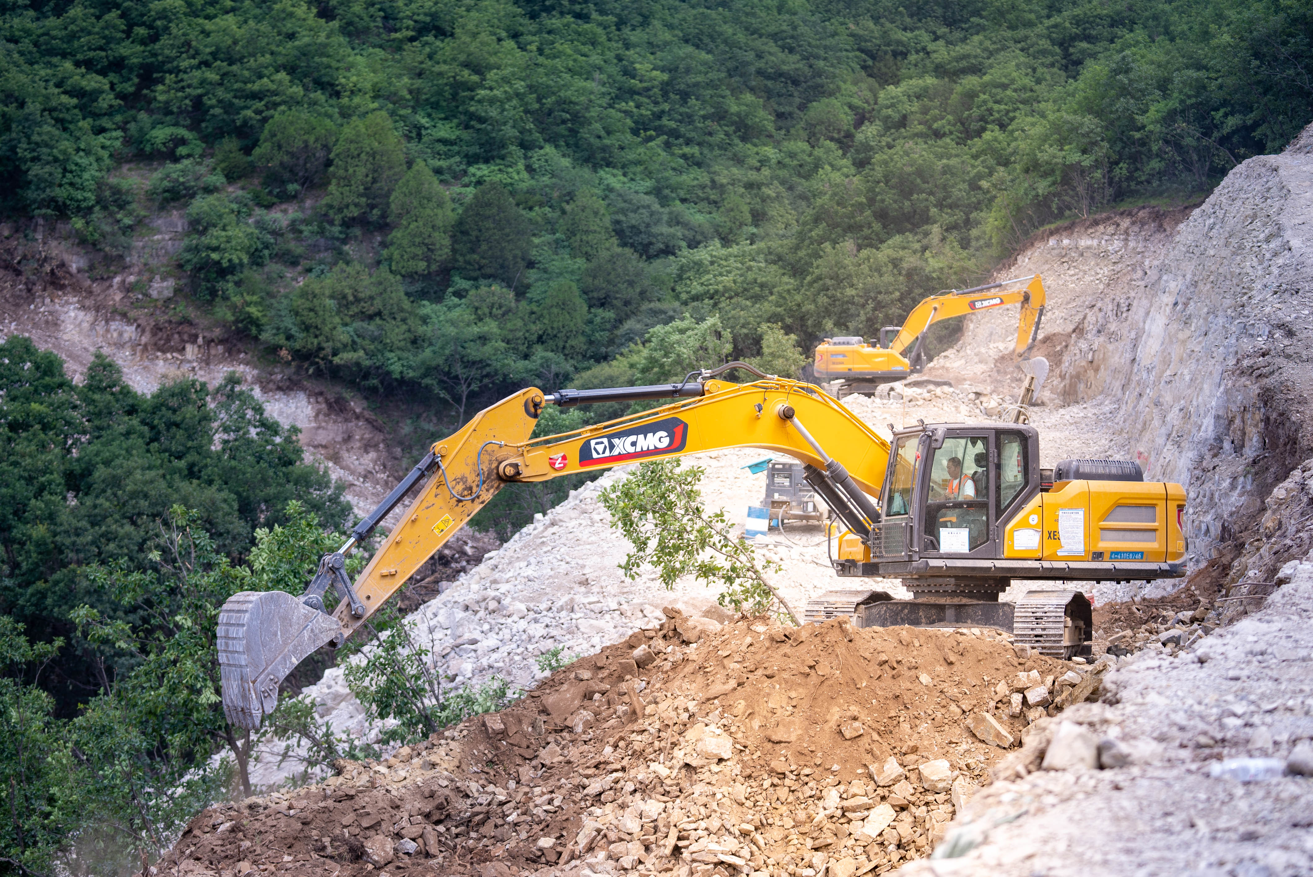“云端”筑路！徐工挖机助力古历山“天路”全线贯通