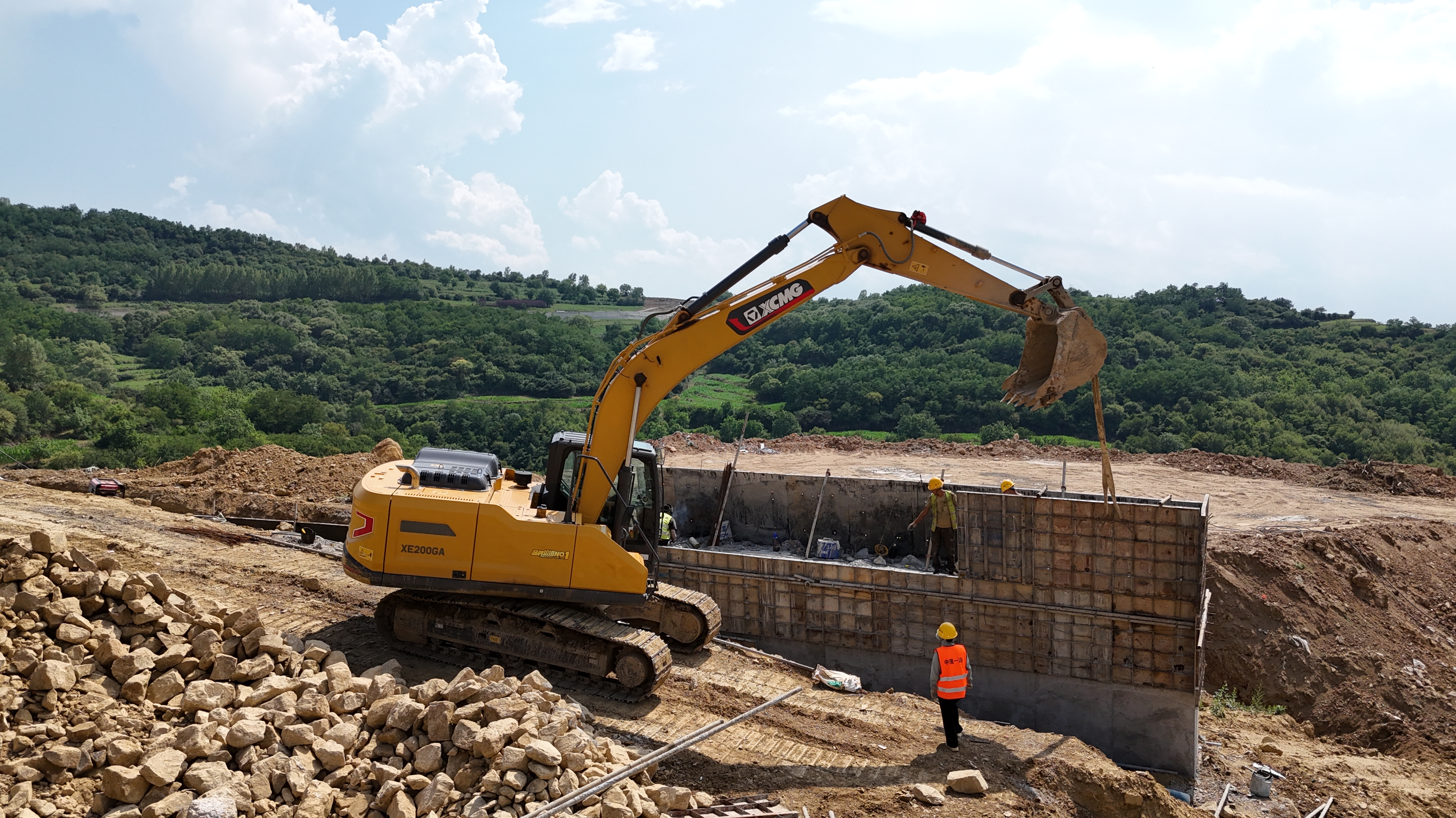 徐工XE200GA硬核攻坚国道建设，“开路先锋”实力出圈！