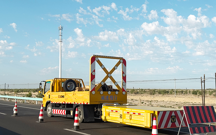 徐工防撞缓冲车｜公路施工的 “安全屏障 + 移动仓库”