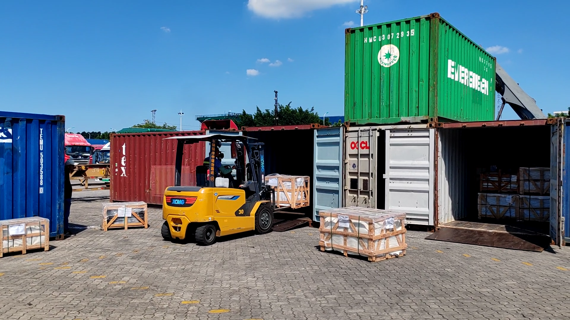 可进箱操作的徐工电动平衡重叉车